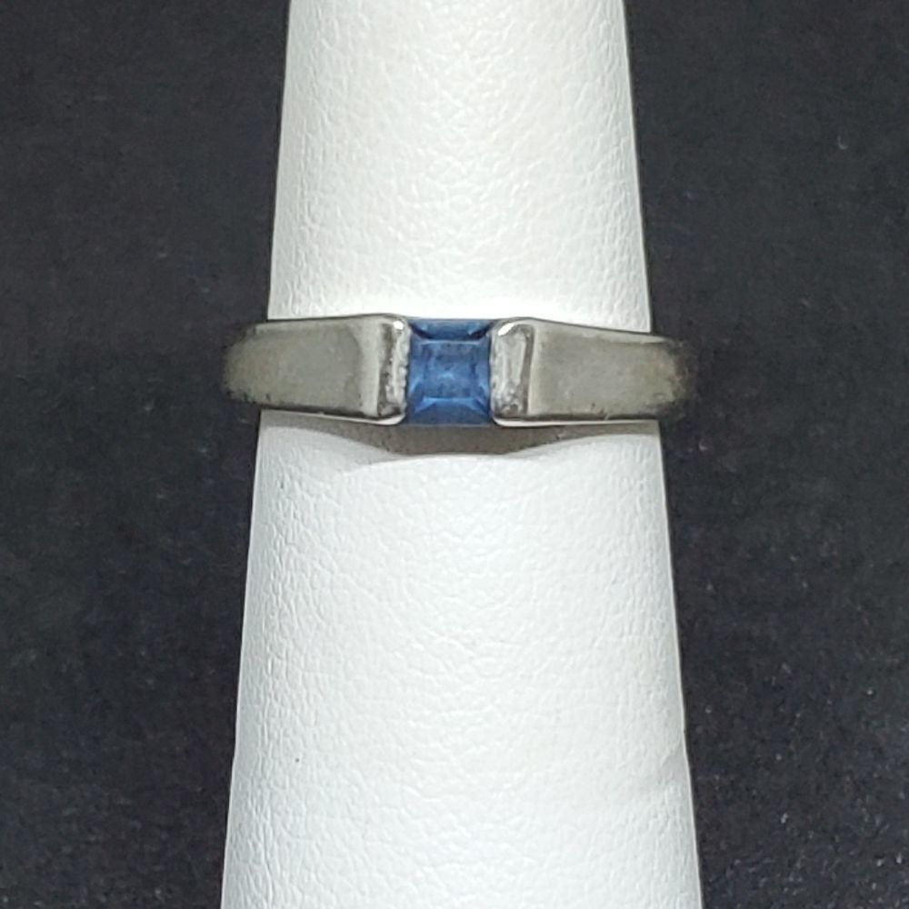 18K GE White Gold Ring with Blue Stone